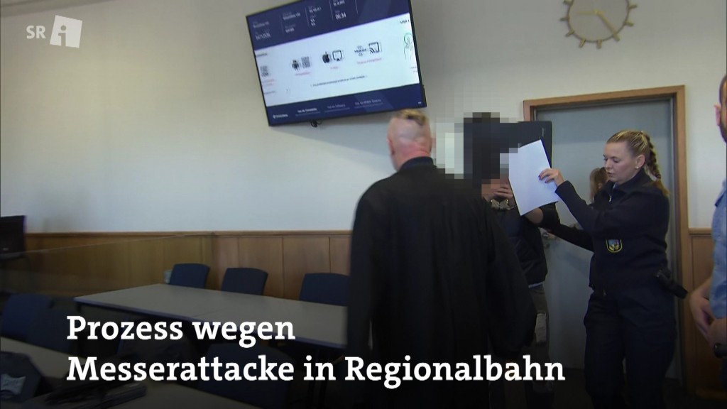 Foto: Der Angeklagte wird von Polizisten in einen Raum geführt