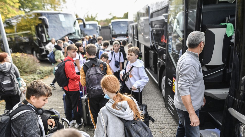 Schüler und Lehrer brechen zur Schulfahrt