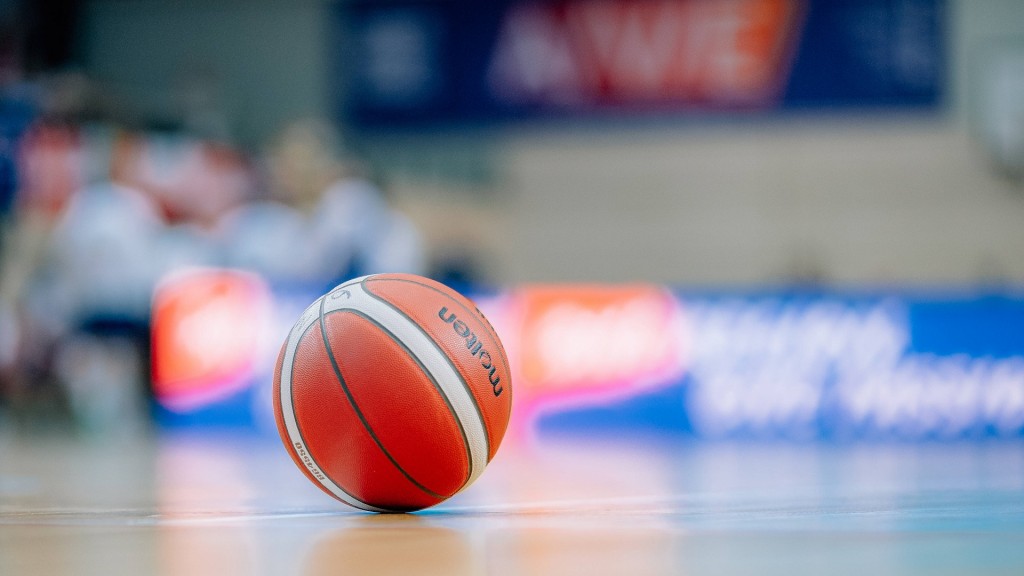 Foto: Ein Basketball auf einem Hallenboden.