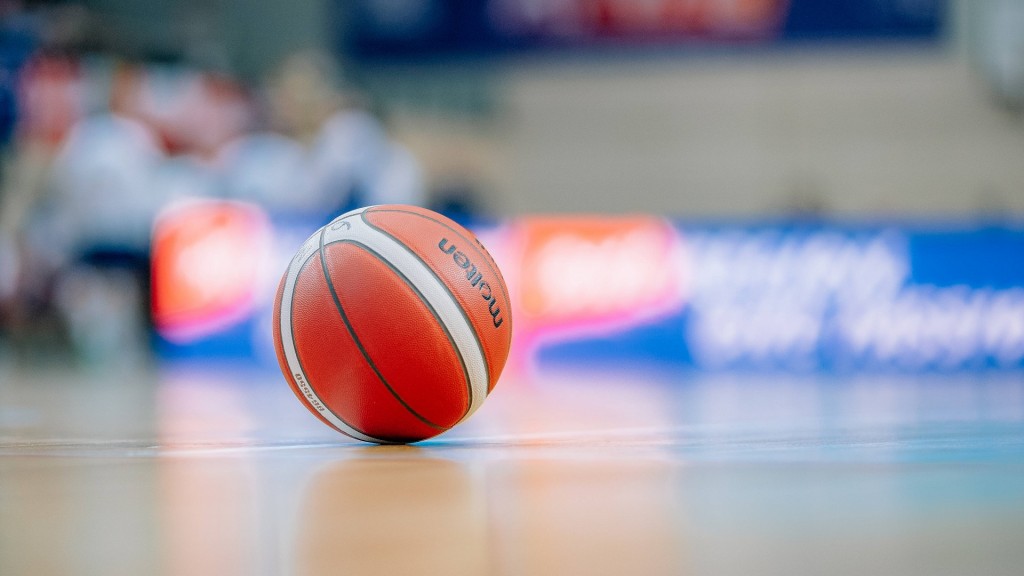 Foto: Ein Basketball auf einem Hallenboden