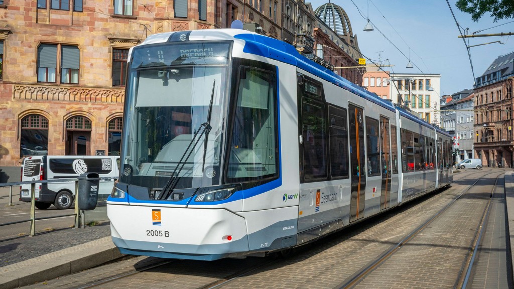 Saarbahn an Haltestelle