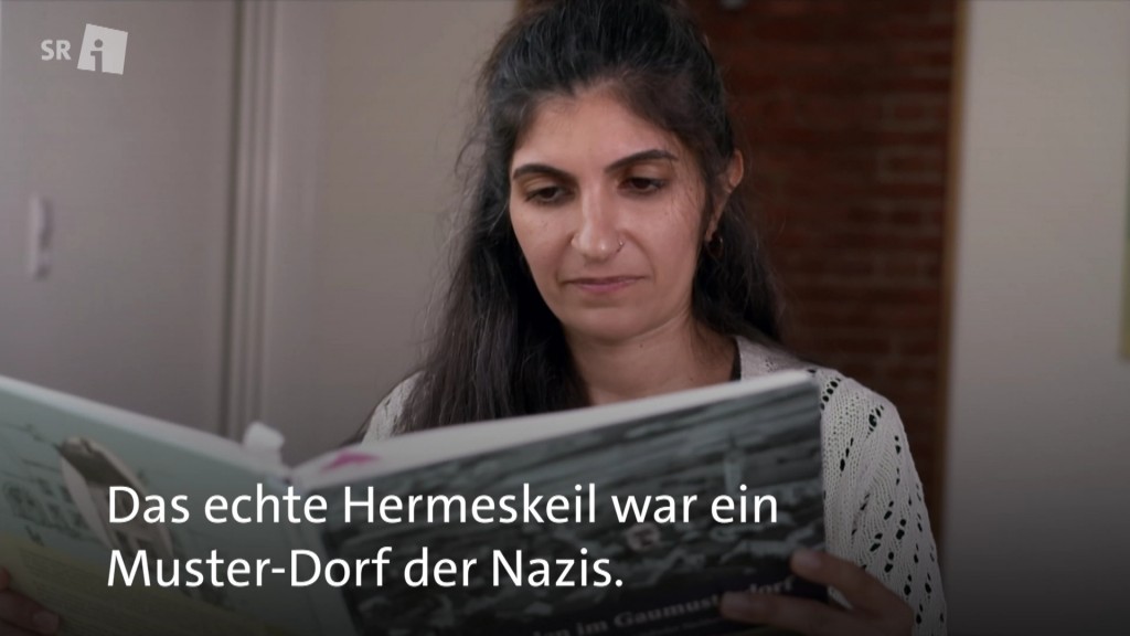 Foto: Shida Bazyar liest in einem Buch