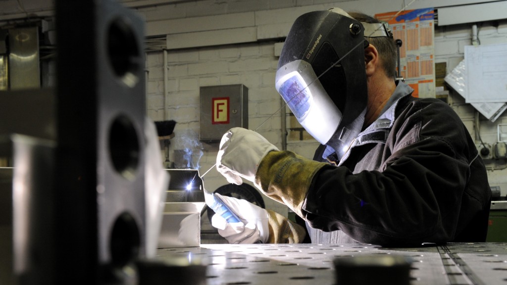Ein Mitarbeiter eines metallverarbeitenden Betriebes