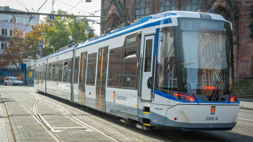 Foto: Saarbahn an der Haltestelle Johanneskirche