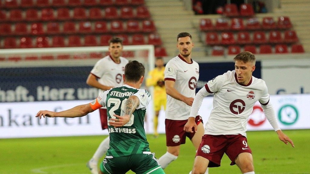 Foto: Zweikampf zwischen Michael Heilig vom FC Homburg gegen Maximilian Schmid von Kickers Offenbach