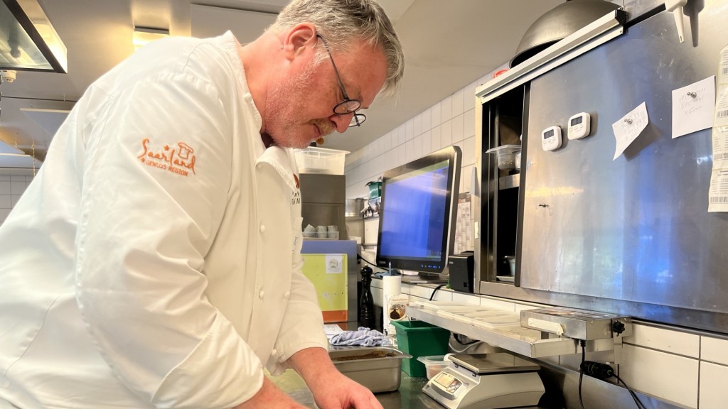 Der Küchenchef der Wern's Mühle, Markus Keller, bereitet die Speckrahmsauce zu