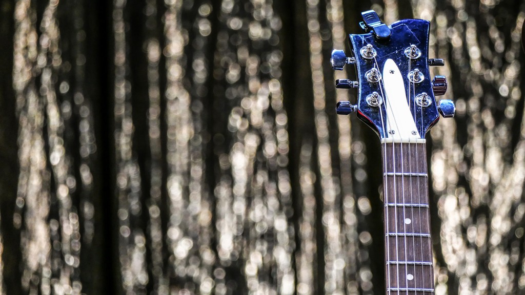 Der Hals ein Gitarre aufrecht vor einem Bühnenhintergrund