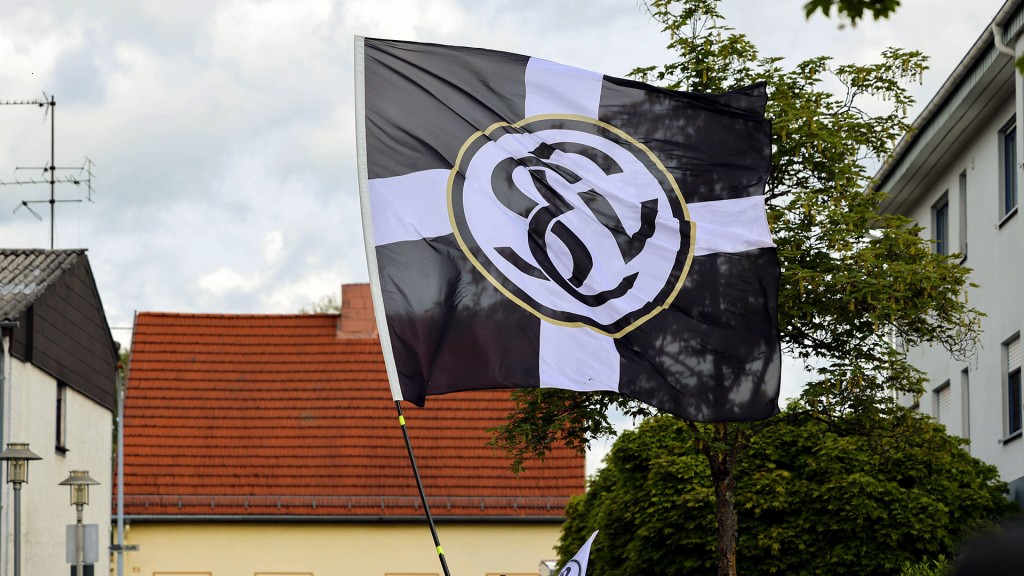 Fans der SV Elversberg schwenken eine Fahne des Vereins