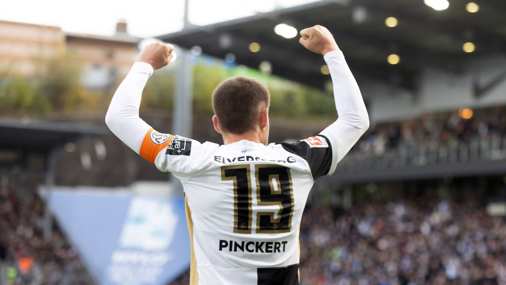 Fussballer Lukas Pinckert jubelt im Trikot der SV 07 Elversberg