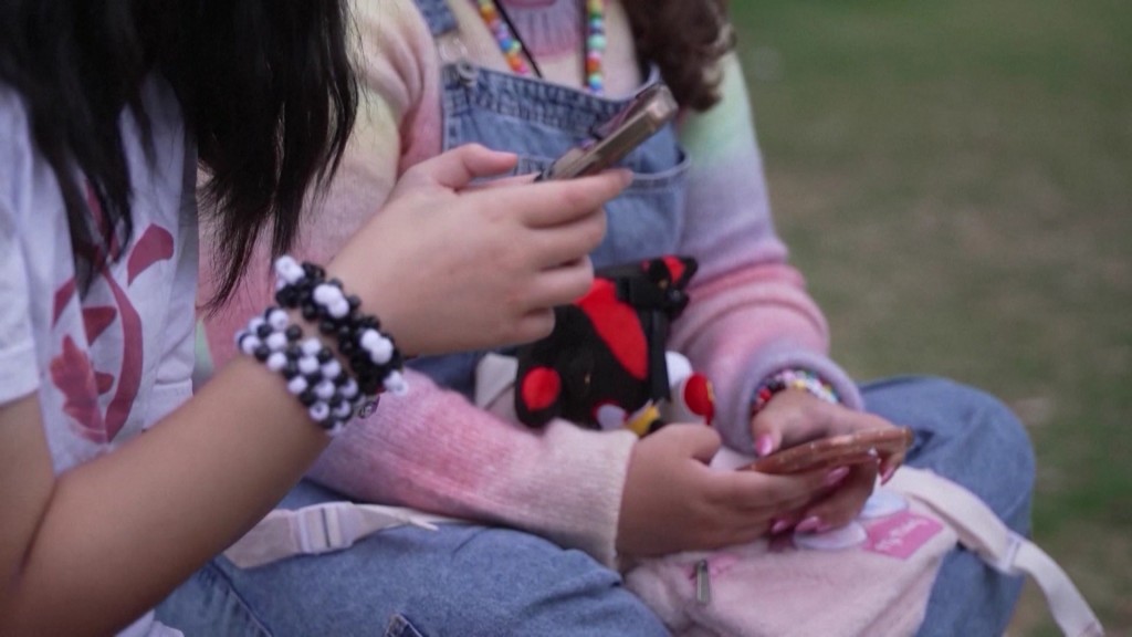 Jugendliche mit einem Smartphone in der Hand