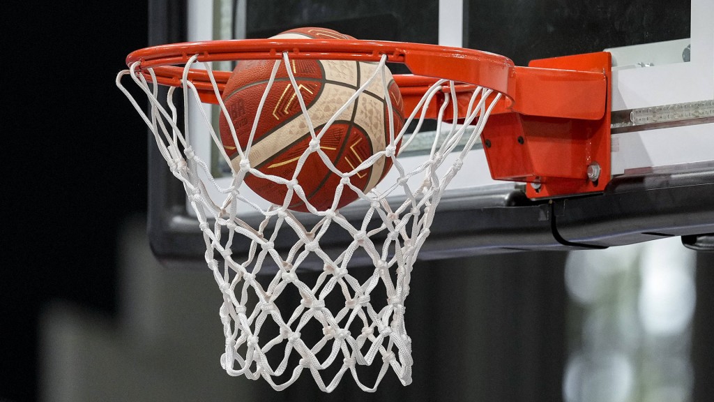 Foto: Ein Basketball im Tornetz