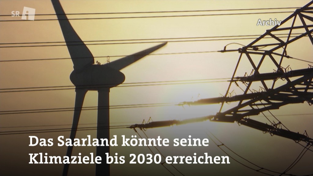 Foto: Ein Windrad steht vor der Sonne