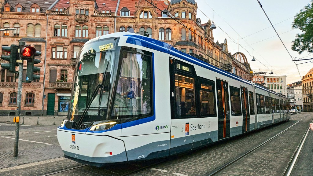 Ein neuer Saarbahn-Zug bei einer Linienfahrt