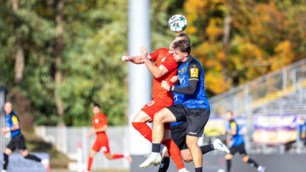 Foto: Levin Schumacher (TSV Havelse, 10) im Kopfballduell mit Alexander Staff (1. FC Saarbruecken, 29)