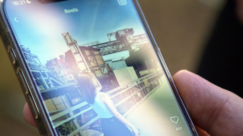 Ein unangemeldet auf dem Gelände der Völklinger Hütte gedrehtes Video ist auf einem Smartphone zu sehen