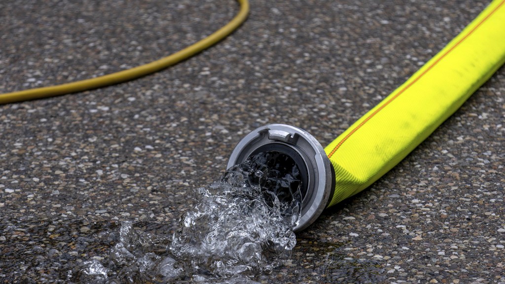 Symbolbild: Wasser läuft aus einem Feuerwehr-Schlauch