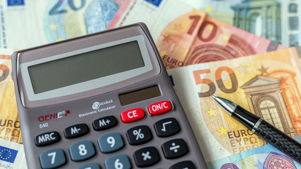 Foto: Ein Taschenrechner und ein Stift liegen auf Euro-Geldscheinen