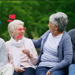 gut gelaunte Boomer sitzen auf einer Bank