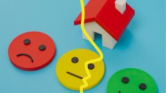 Haus und drei Stimmungs-Emojis