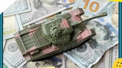 Spielzeugpanzer rollt über Hundertdollarscheinen