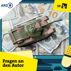 Spielzeugpanzer rollt über Hundertdollarscheinen